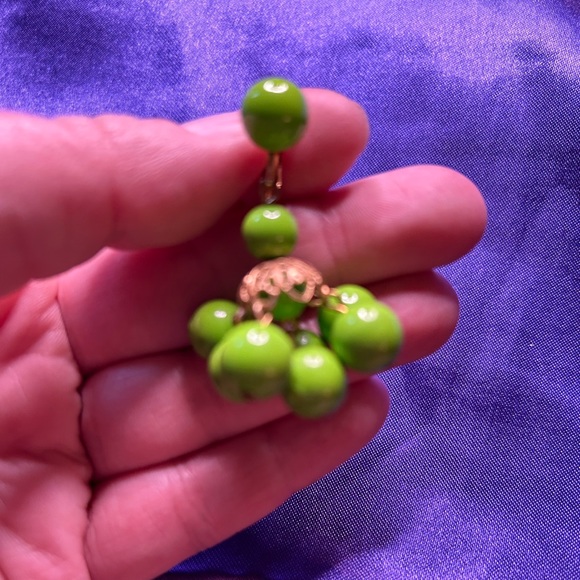 VTG unbranded Lime Green Plastic Bead Clip earrings. - Picture 3 of 6